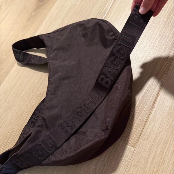 BAGGU Medium Crescent Bag- Chocolate Plum - Picture 2 of 9